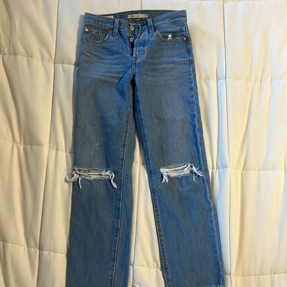 EUC Levi’s Wedgie Straight distressed jeans. Light wash. Fringe hem. - Picture 1 of 6